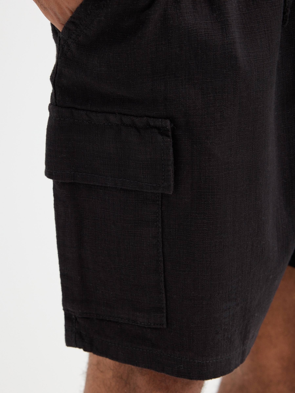 Bermuda cargo multibolsillos negro vista detalle
