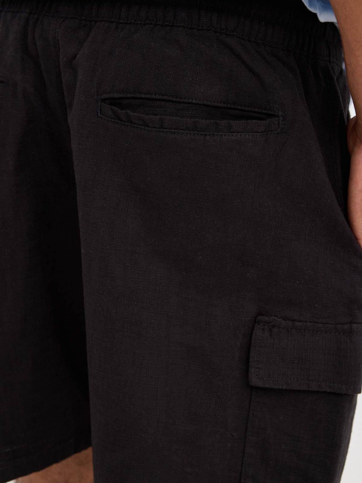 Bermuda cargo multibolsos preto vista detalhe