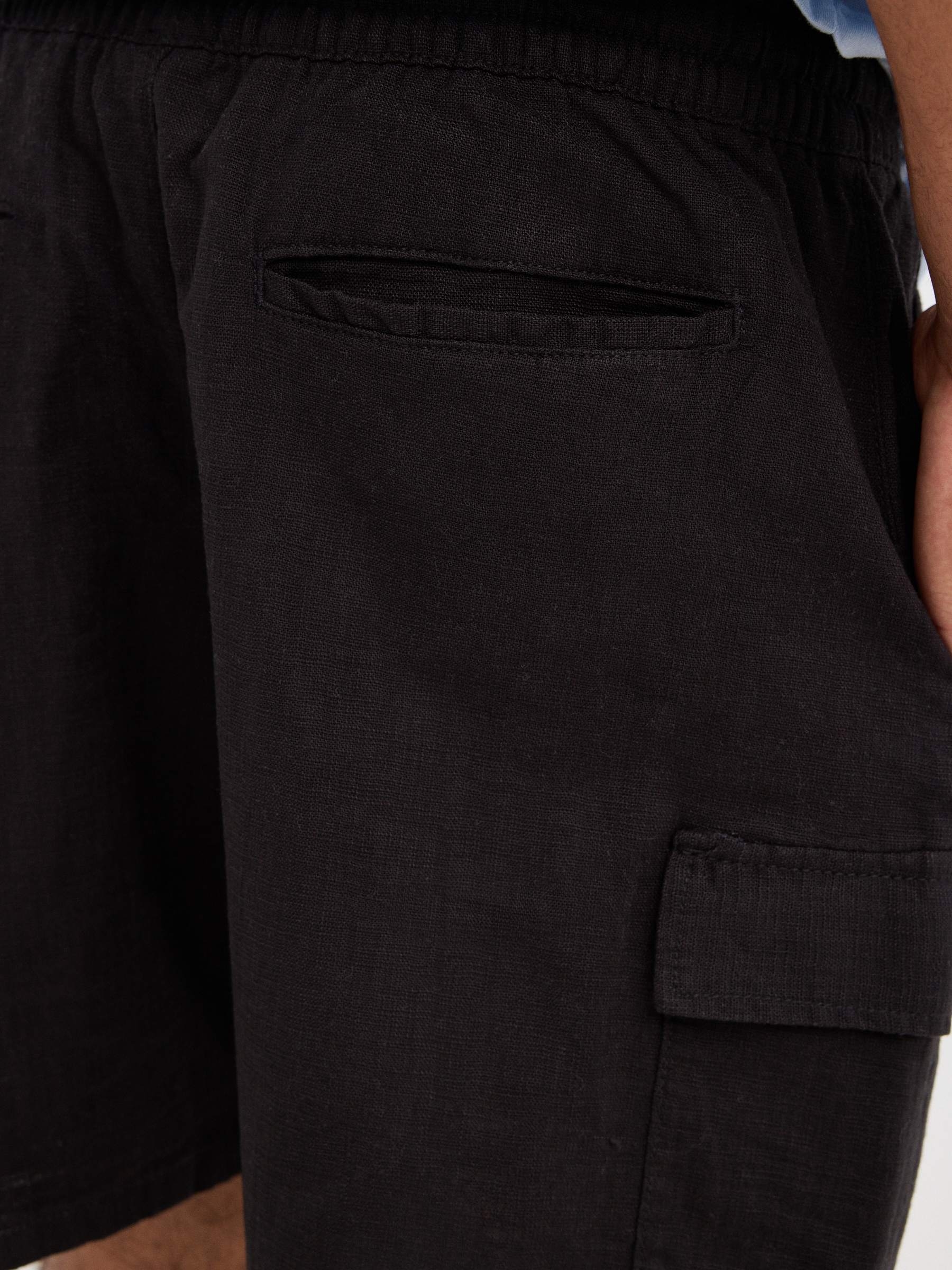 Bermuda cargo multibolsos preto vista meia frontal