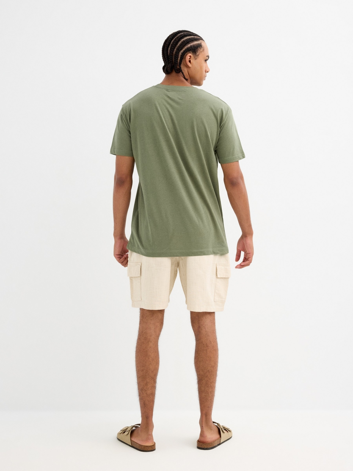 Bermuda cargo multibolsillos beige vista media trasera