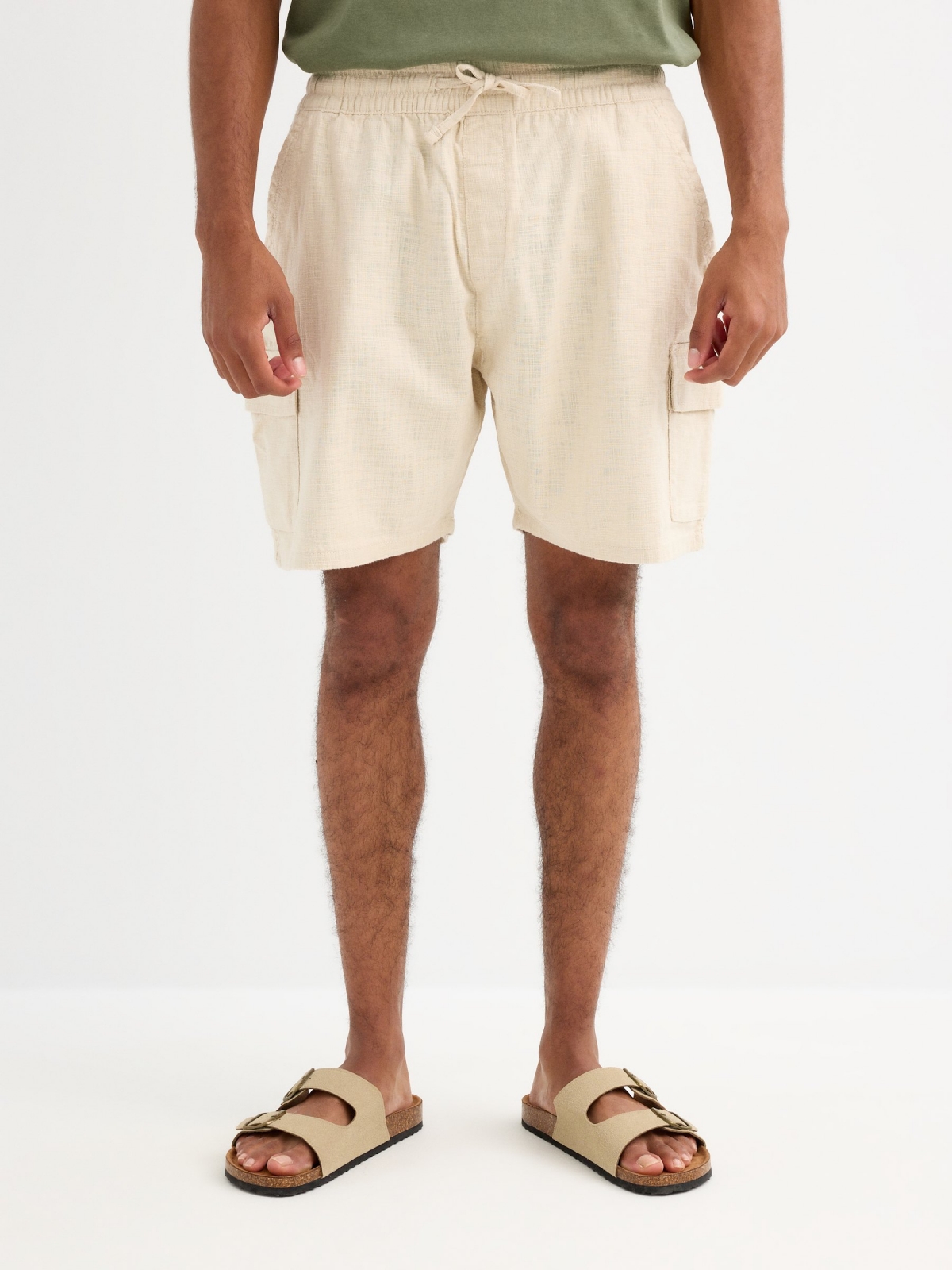 Bermuda cargo multibolsillos beige vista general frontal