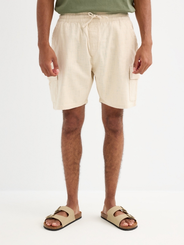 Bermuda cargo multibolsillos beige vista general frontal