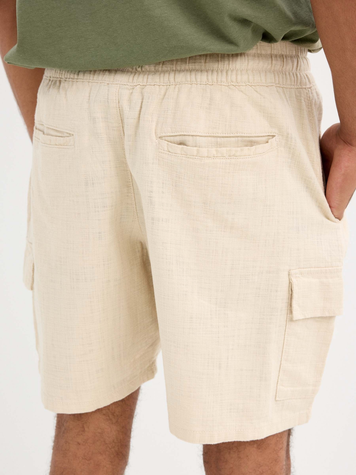 Bermuda cargo multibolsillos beige vista detalle