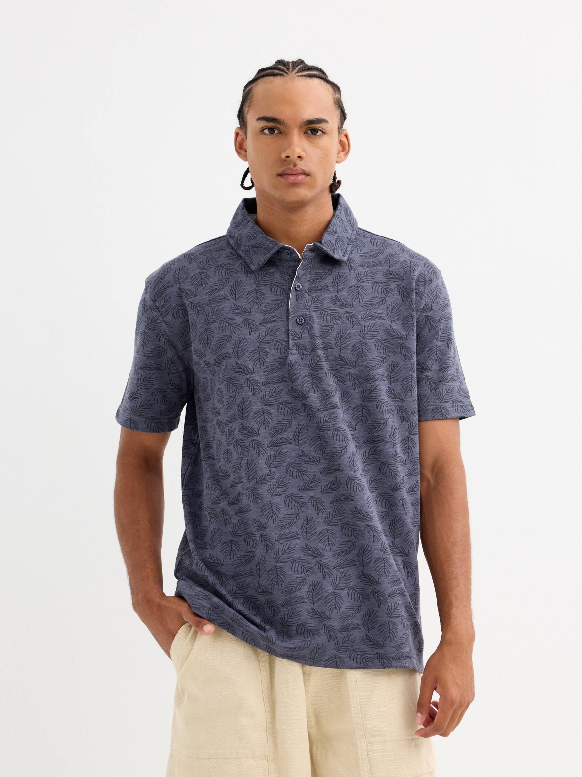 Polo estampado hojas azul marino vista media frontal