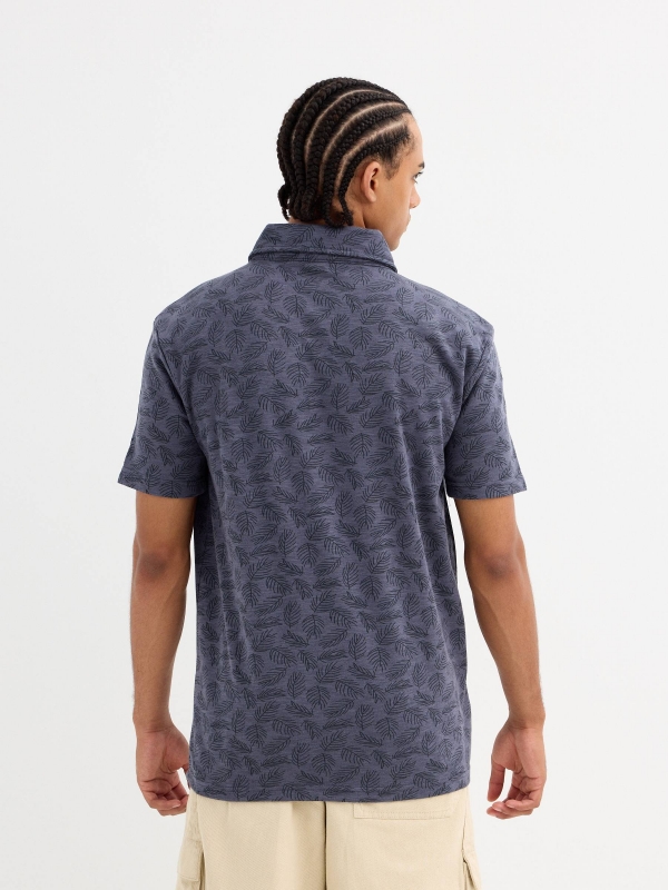 Polo estampado hojas azul marino vista media trasera