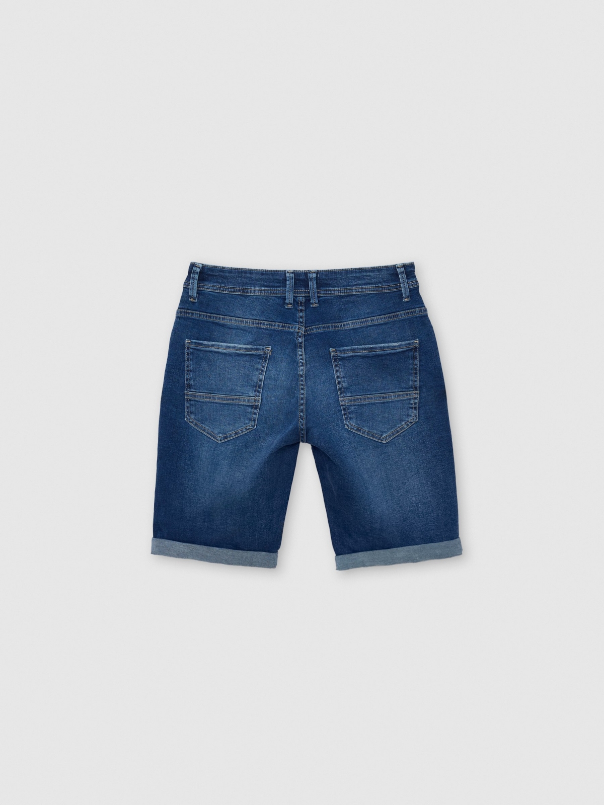 Bermuda denim desgastado rasgado azul vista traseira