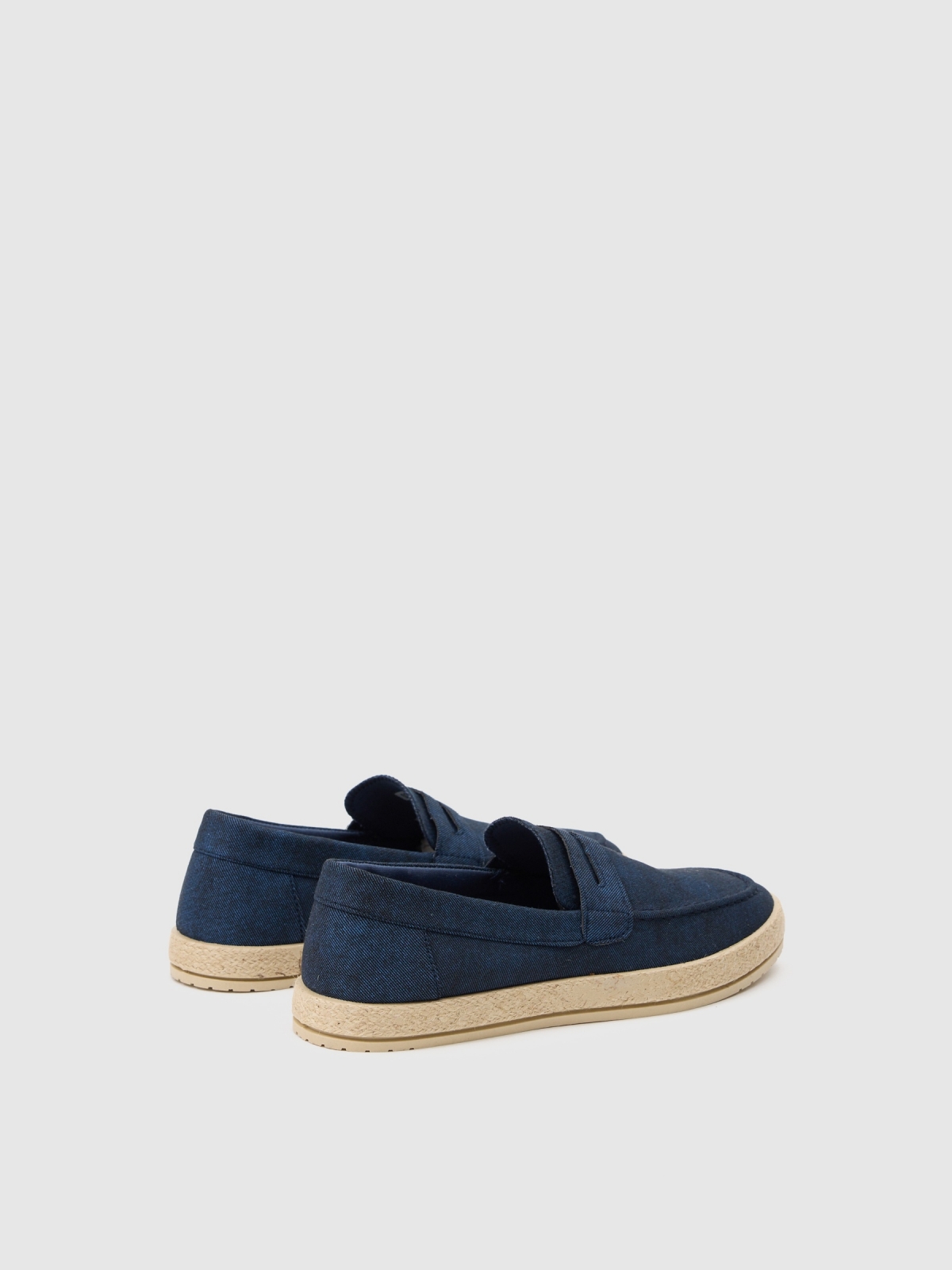 Mocasín con suela de yute azul acero vista trasera 45º