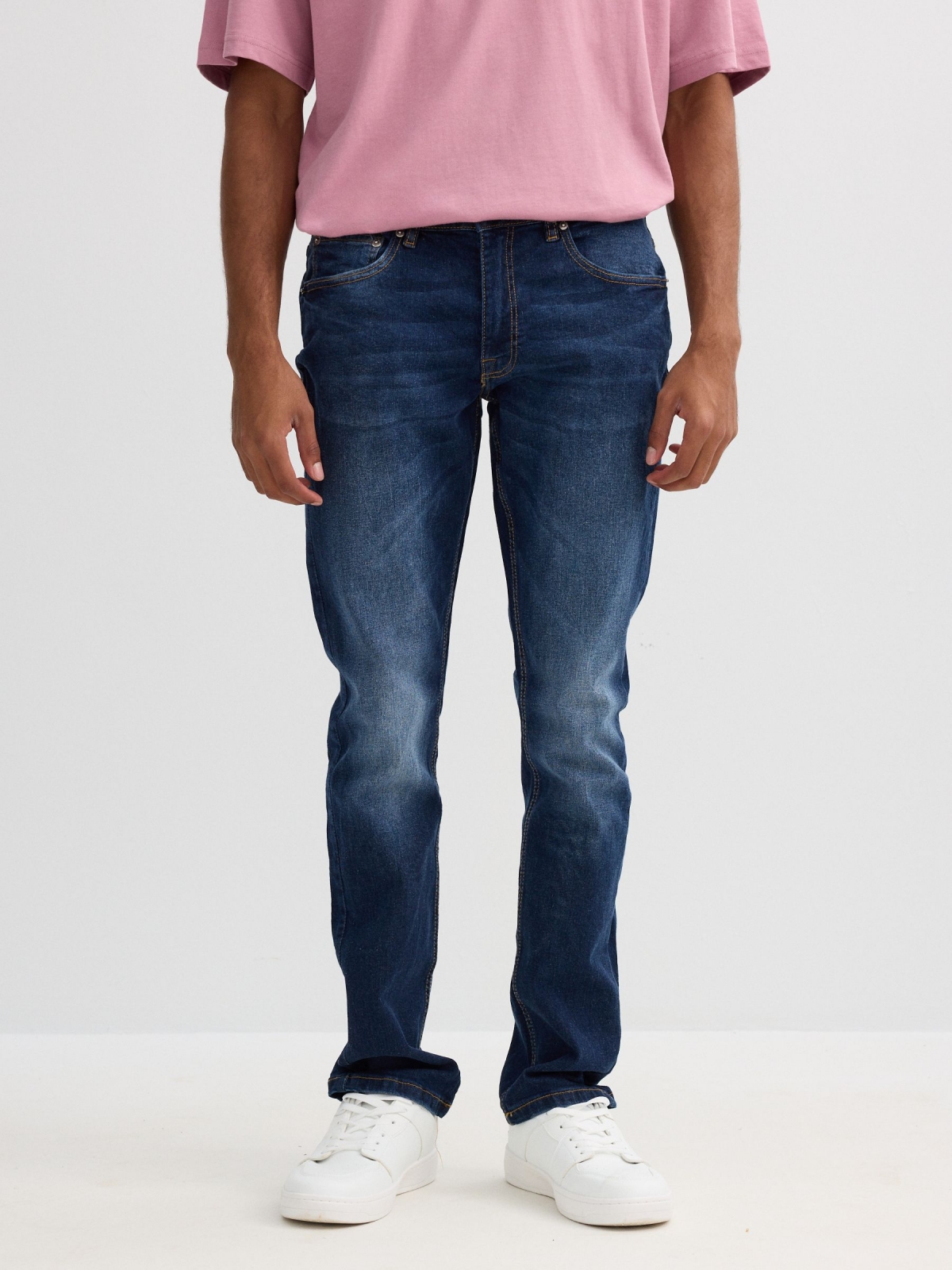 Jeans slim azul oscuro costuras azul vista media trasera