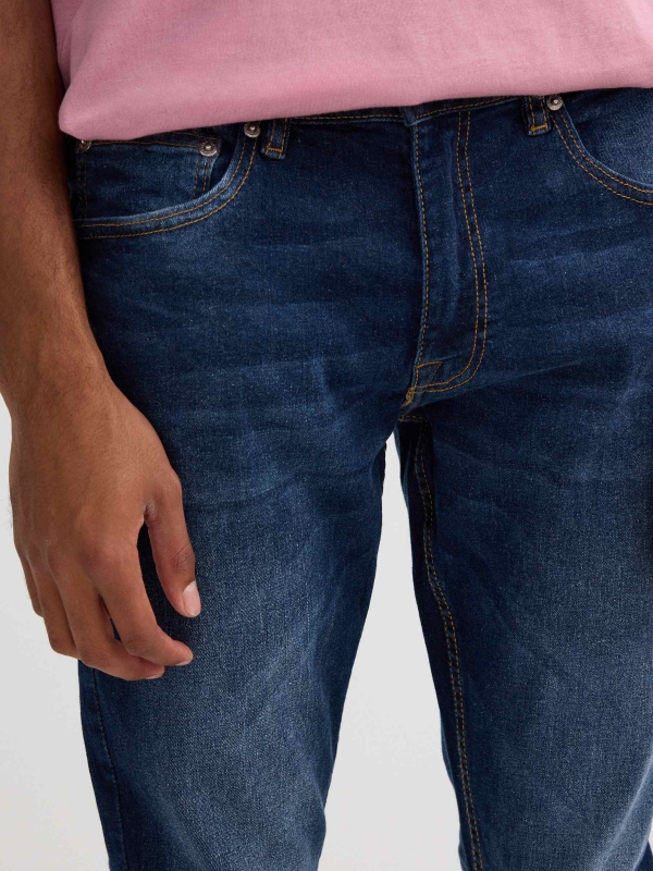 Jeans slim azul oscuro costuras azul vista detalle