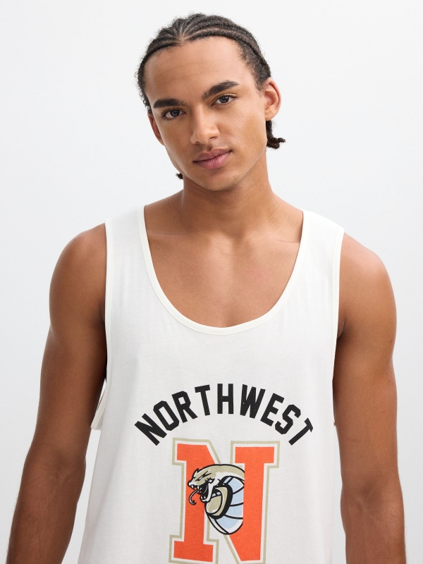 Camiseta de tirantes estampado deportivo blanco roto vista detalle