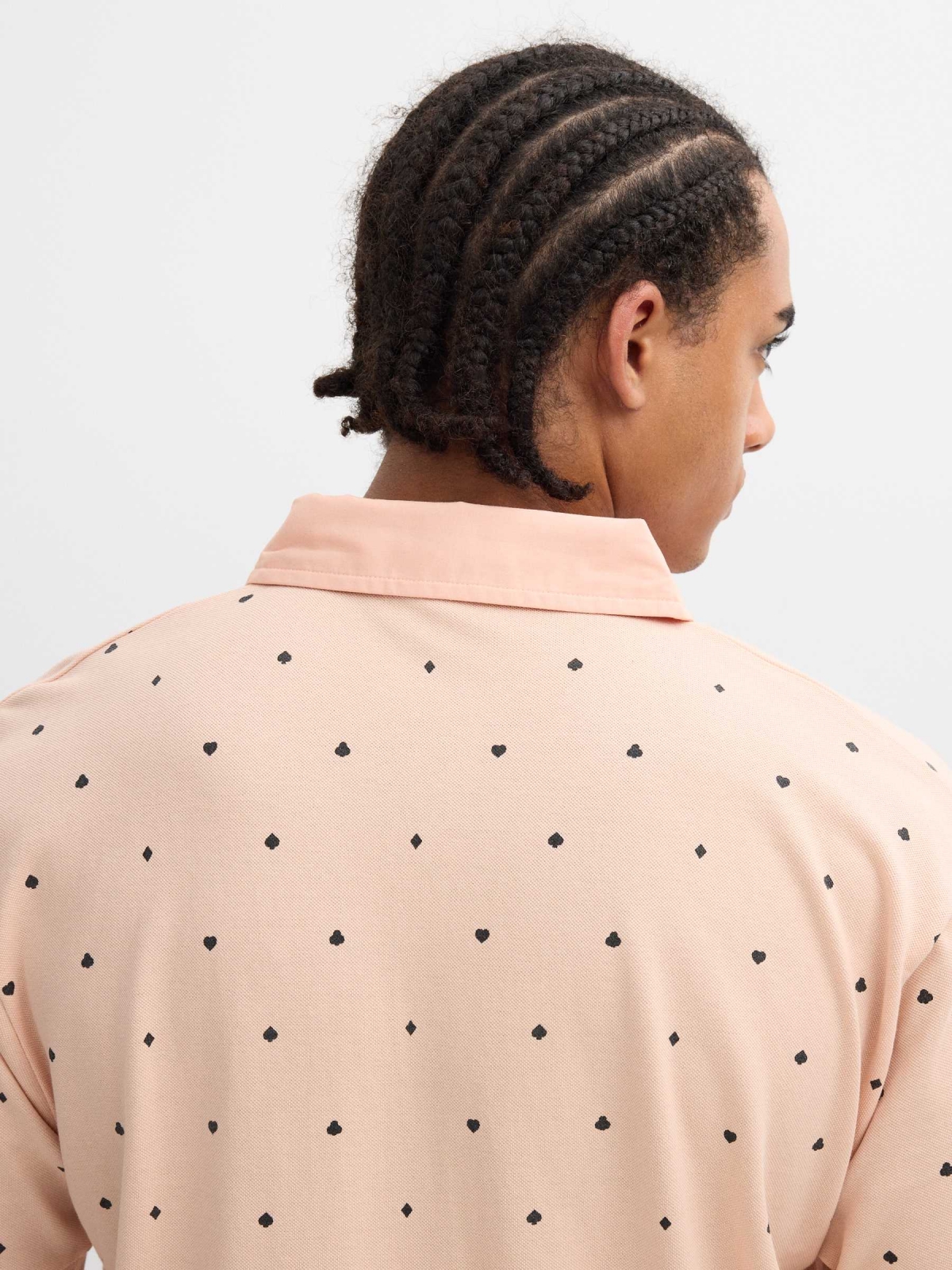 Polo estampado miniprint rosa nude vista detalhe