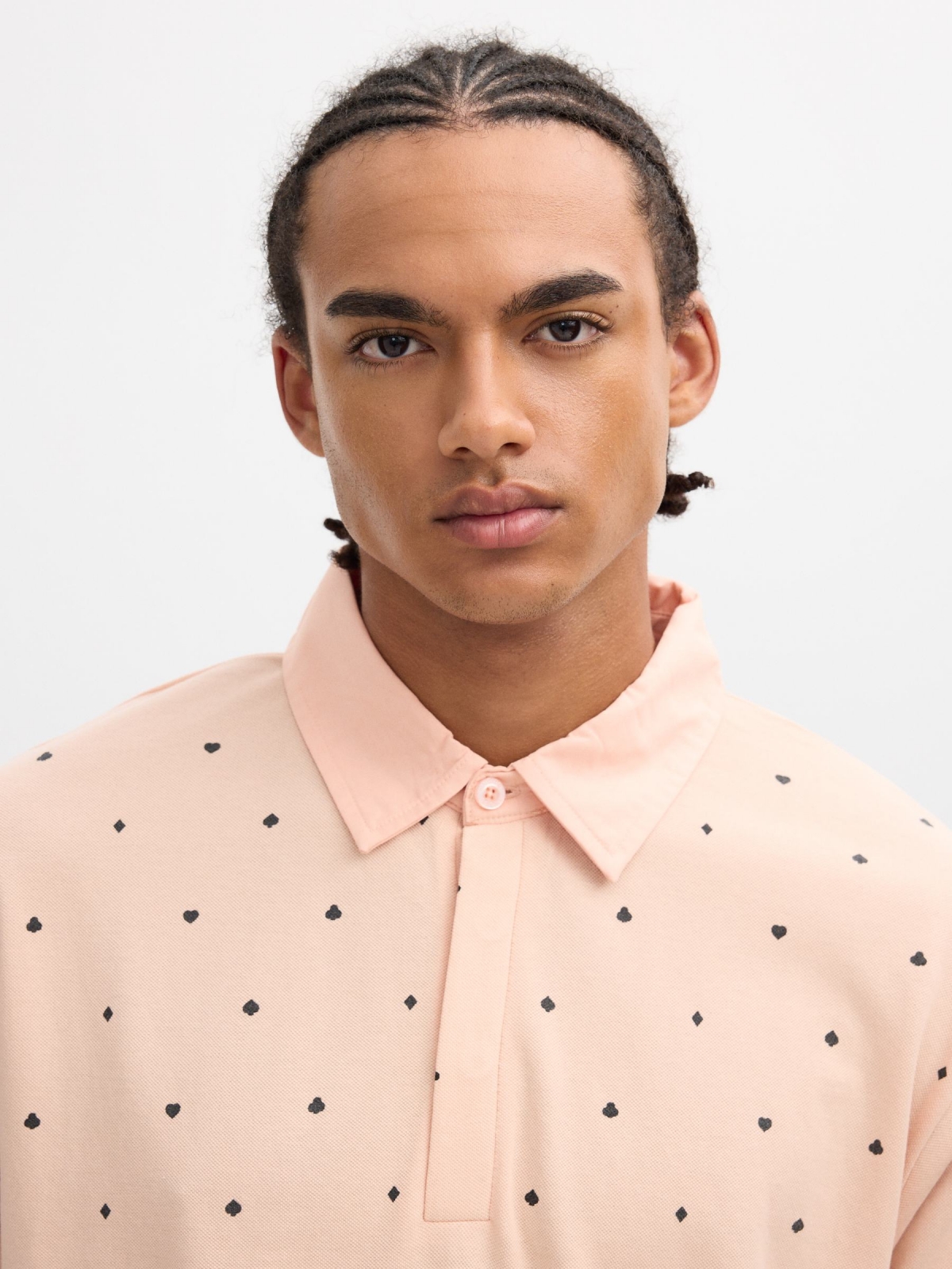 Polo estampado miniprint rosa nude vista detalhe