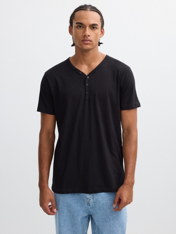 Camiseta básica cuello panadero negro vista media frontal