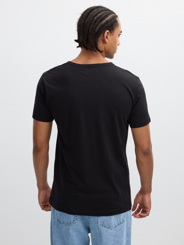 Camiseta básica cuello panadero negro vista media trasera