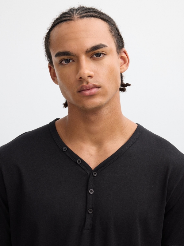 Camiseta básica cuello panadero negro vista detalle
