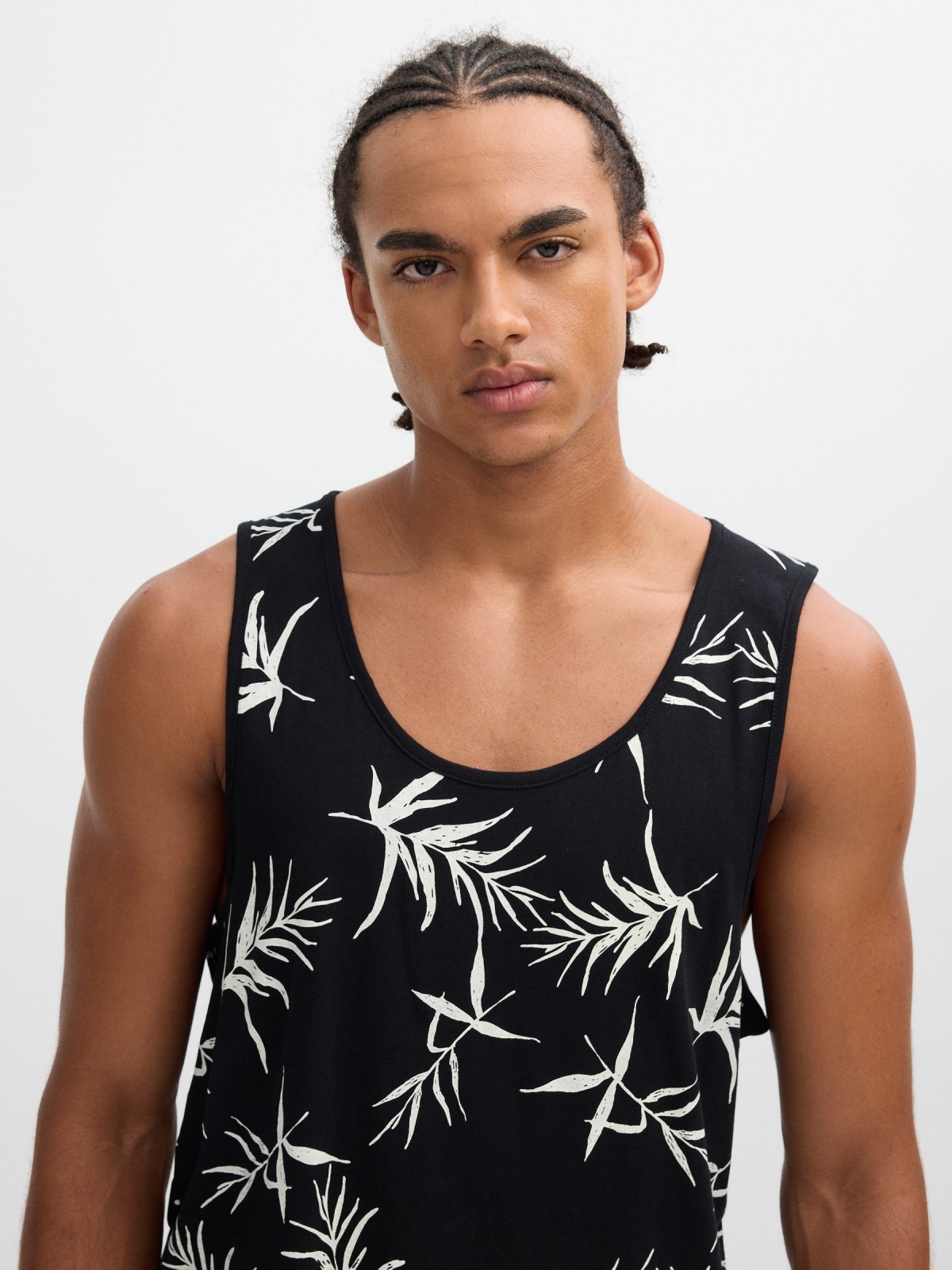Regata estampada tropical preto vista detalhe
