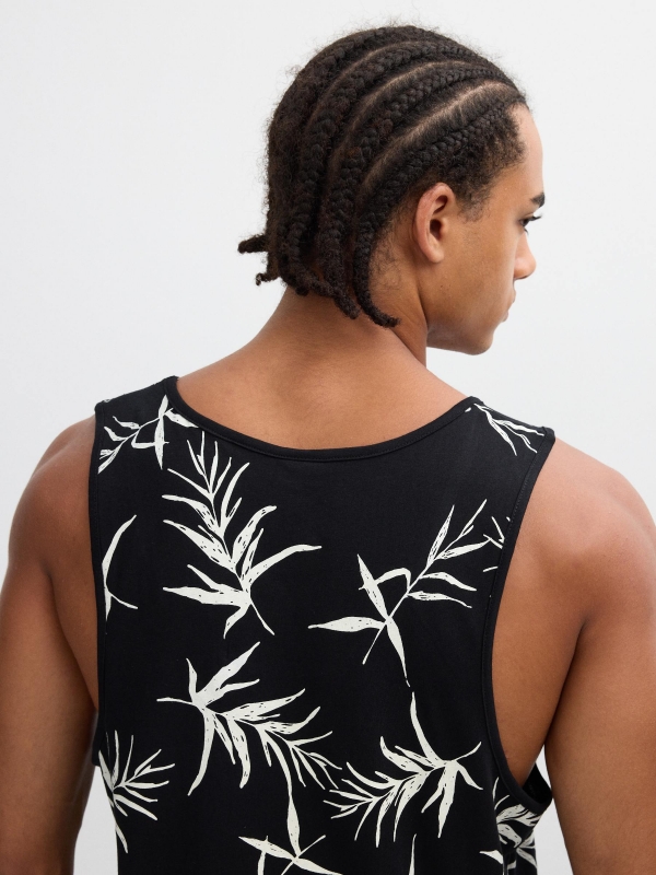 Regata estampada tropical preto vista detalhe