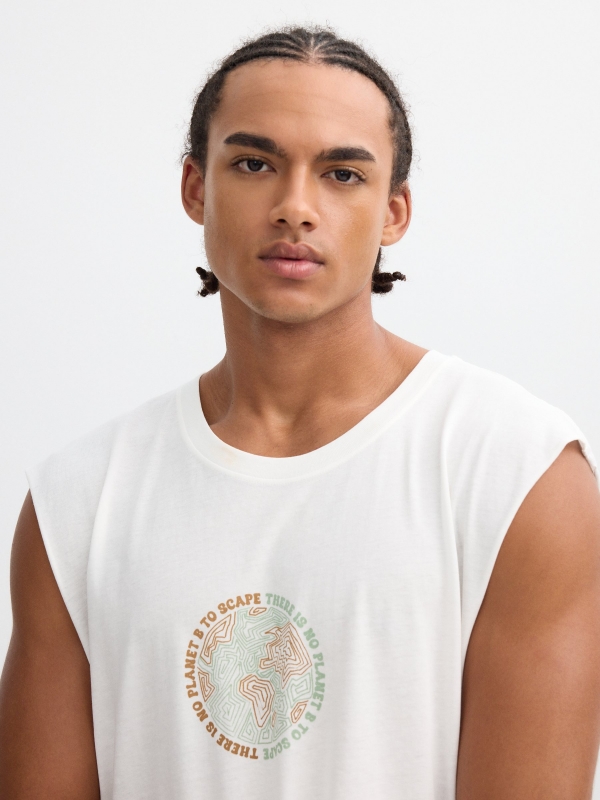 Camiseta sem mangas estampada planeta off white vista detalhe