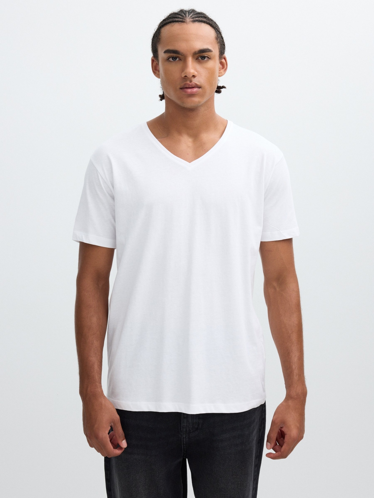 T-shirt básica com decote em V branco vista meia frontal