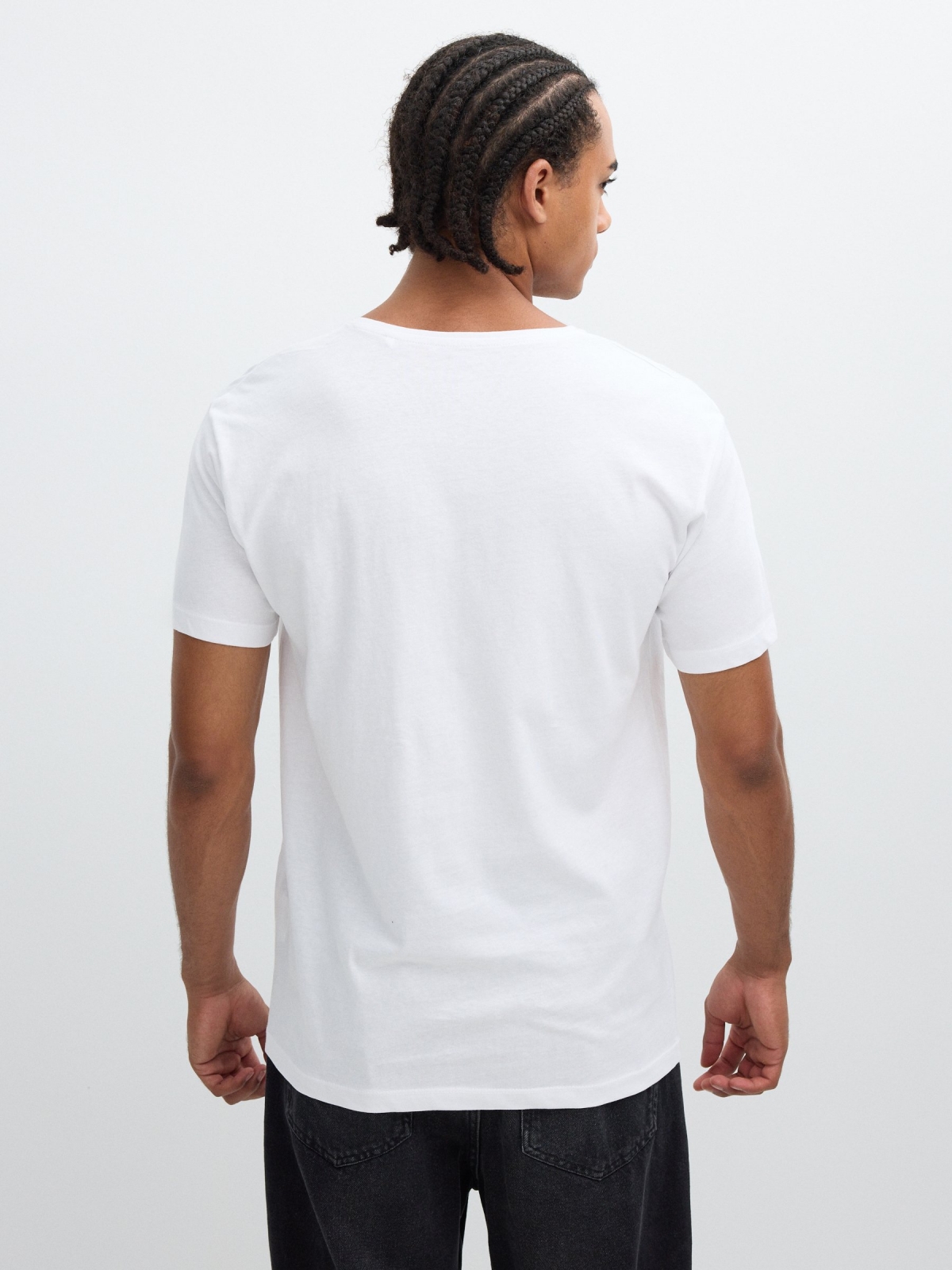 T-shirt básica com decote em V branco vista meia traseira