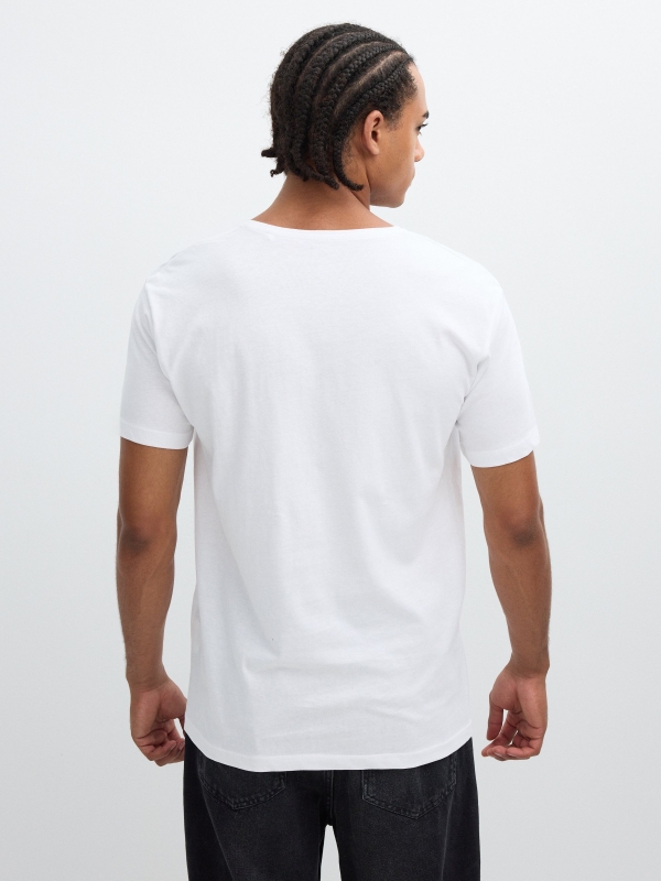 T-shirt básica com decote em V branco vista meia traseira