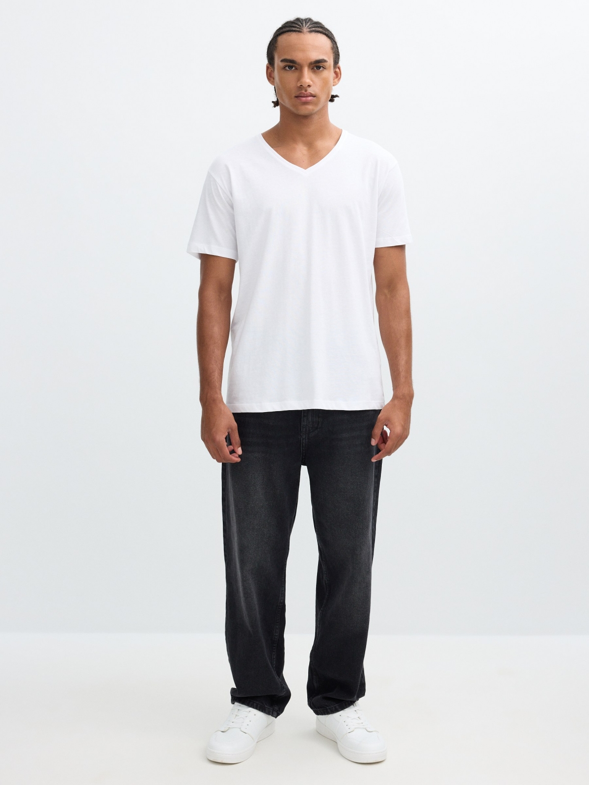T-shirt básica com decote em V branco vista geral frontal
