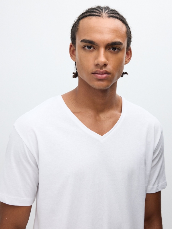 T-shirt básica com decote em V branco vista detalhe