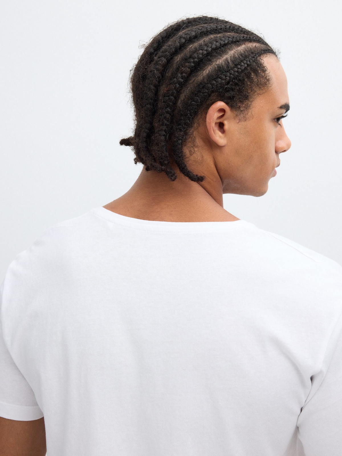 T-shirt básica com decote em V branco vista detalhe