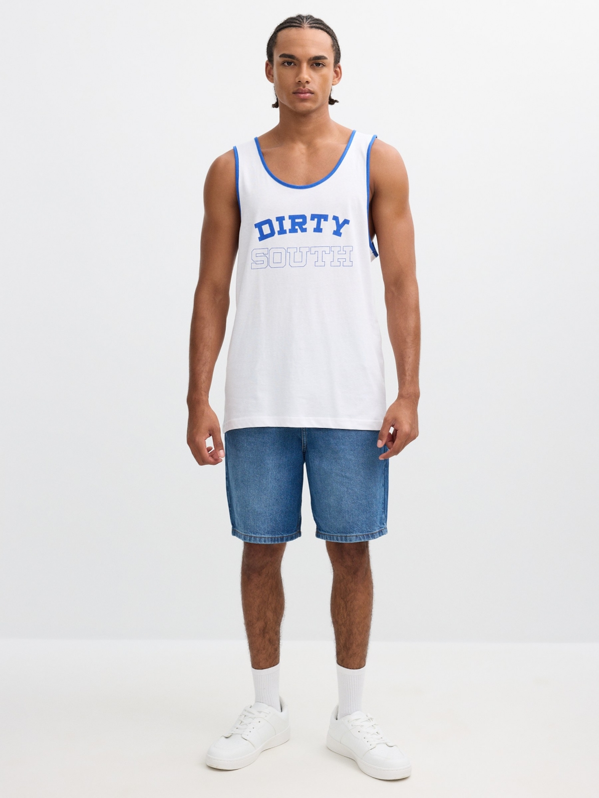 Regata estampada com texto branco vista geral frontal