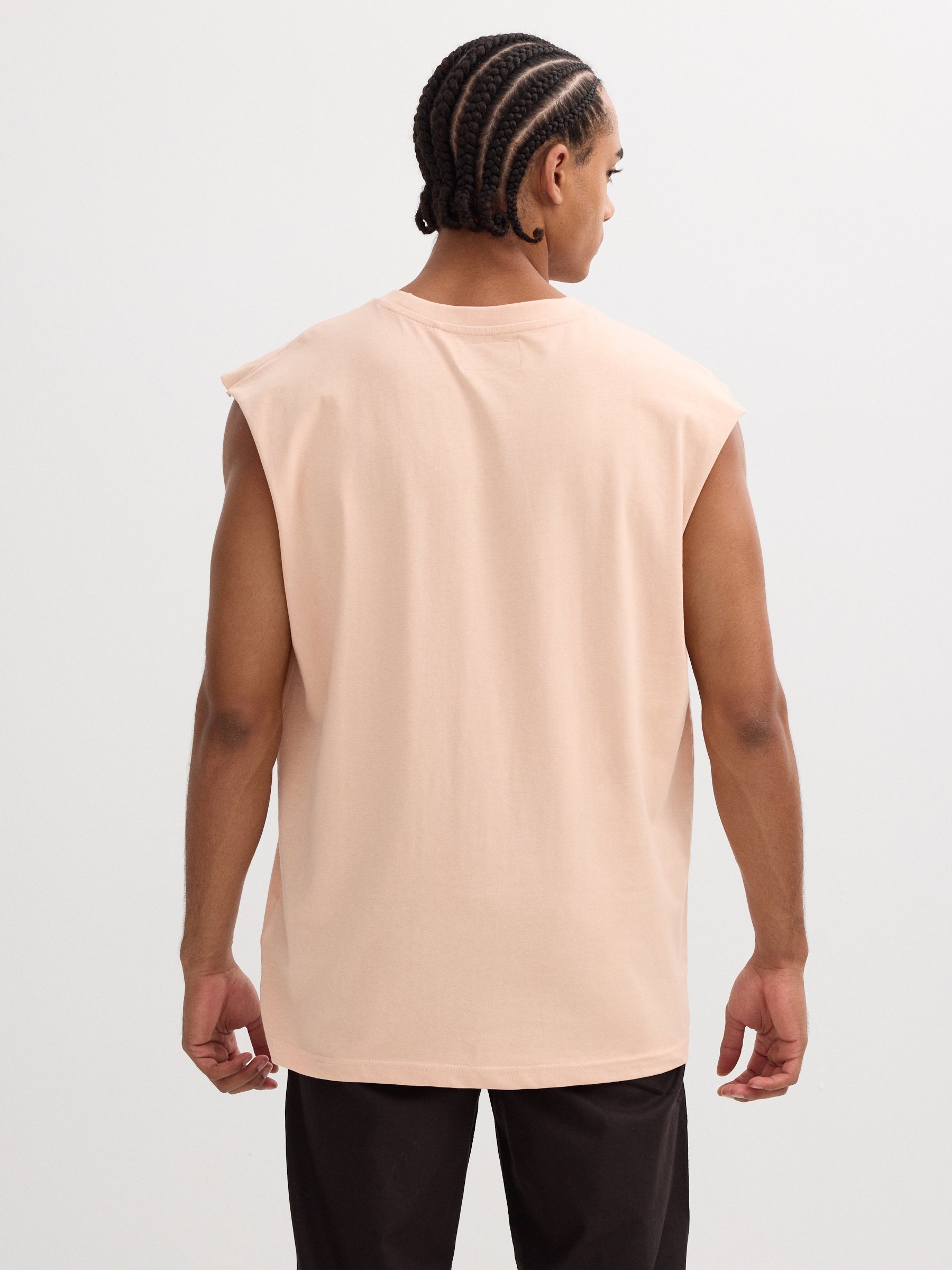 Camiseta básica sem mangas rosa nude vista meia frontal