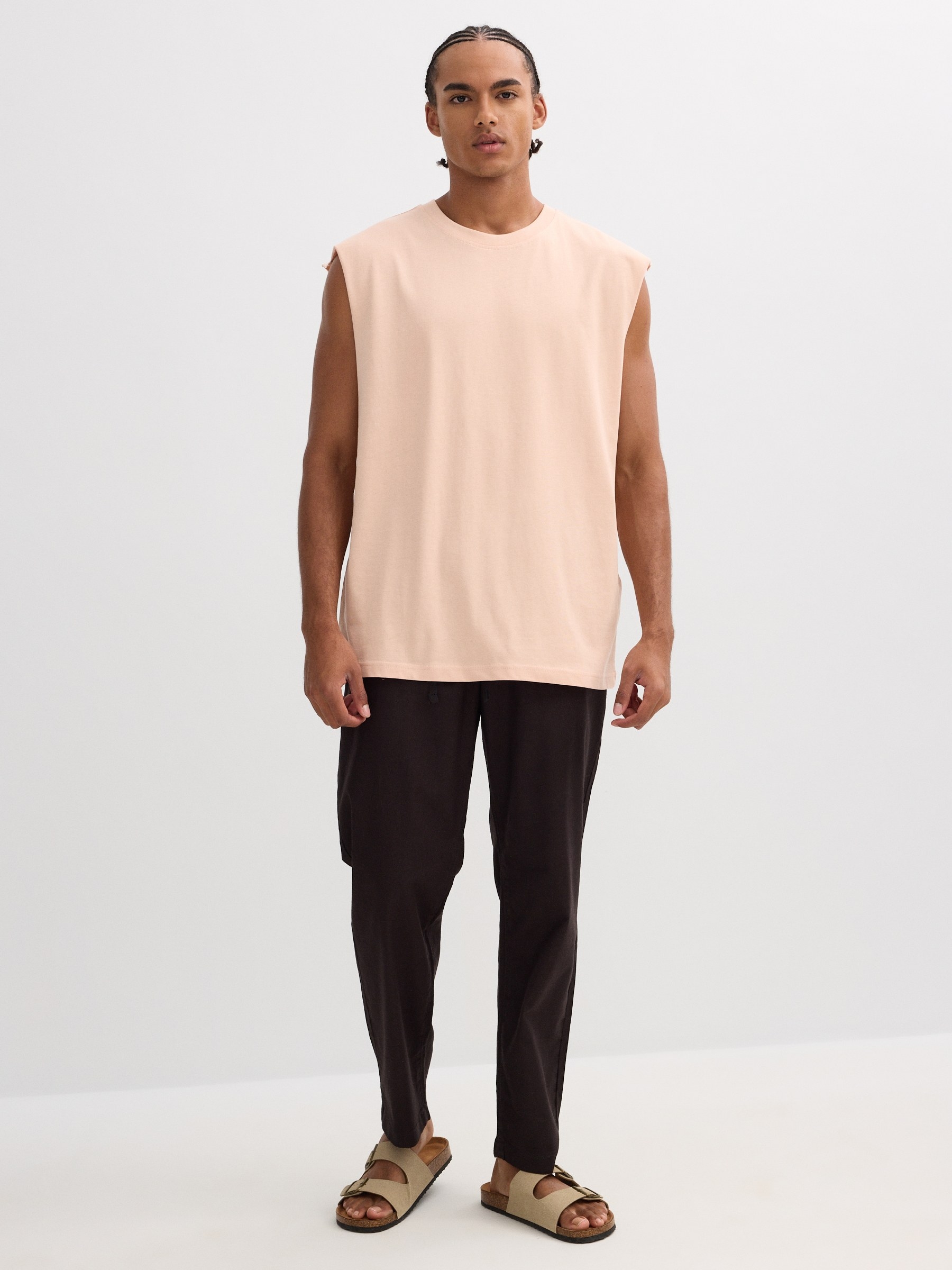 Camiseta básica sem mangas rosa nude vista meia frontal