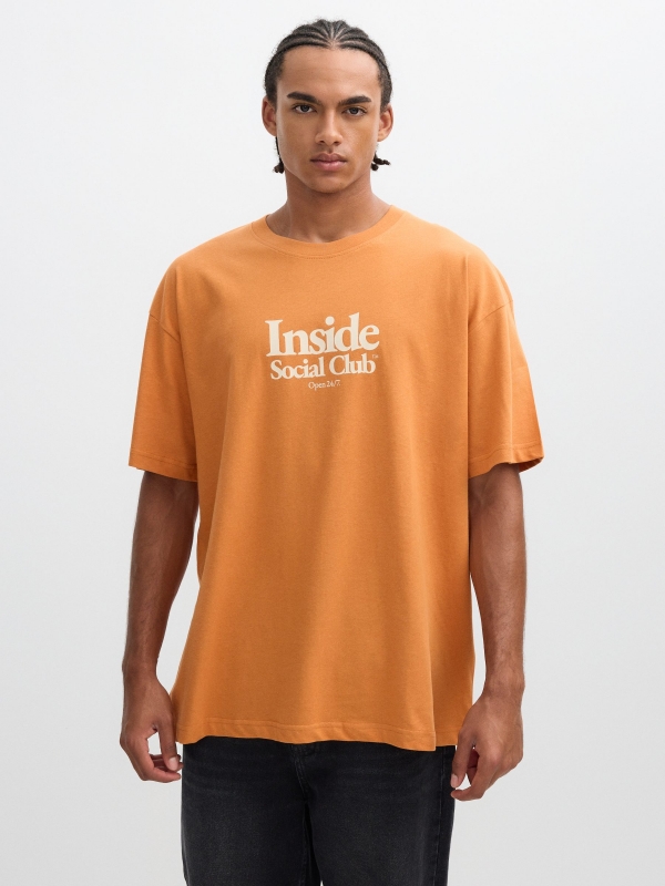 Camiseta social club Inside canela vista media frontal