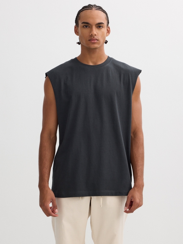 Camiseta básica sem mangas cinza escuro vista meia frontal