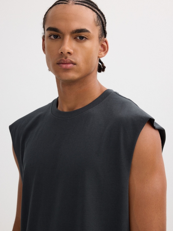 Camiseta básica sem mangas cinza escuro vista detalhe