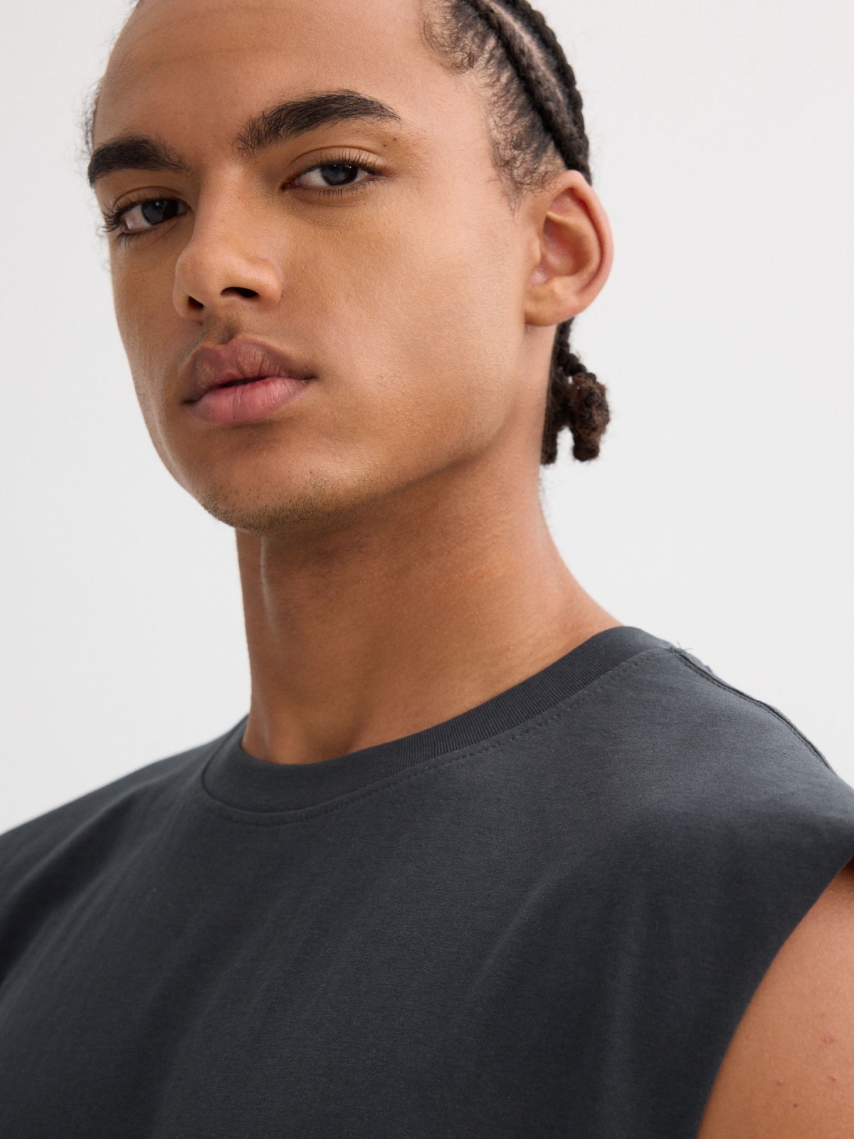 Basic sleeveless shirt dark grey detail view