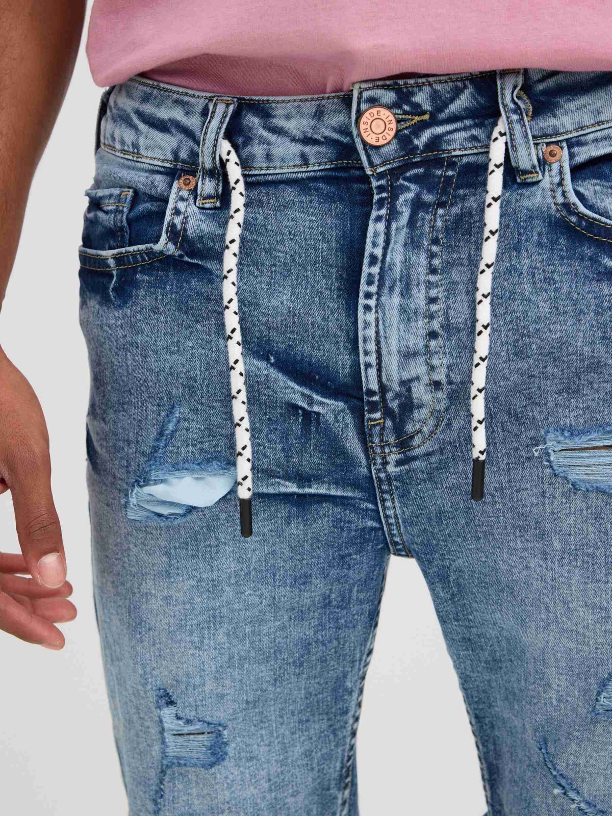 Bermudas Skinny Denim desgastados azul vista detalle