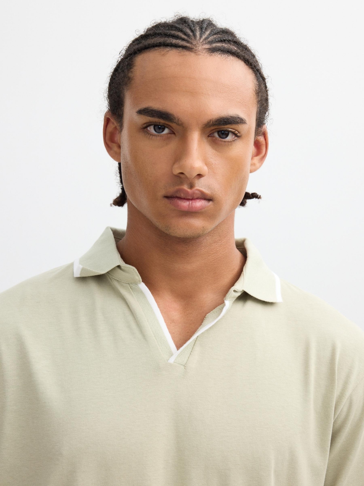Basic V-neck polo greyish green detail view