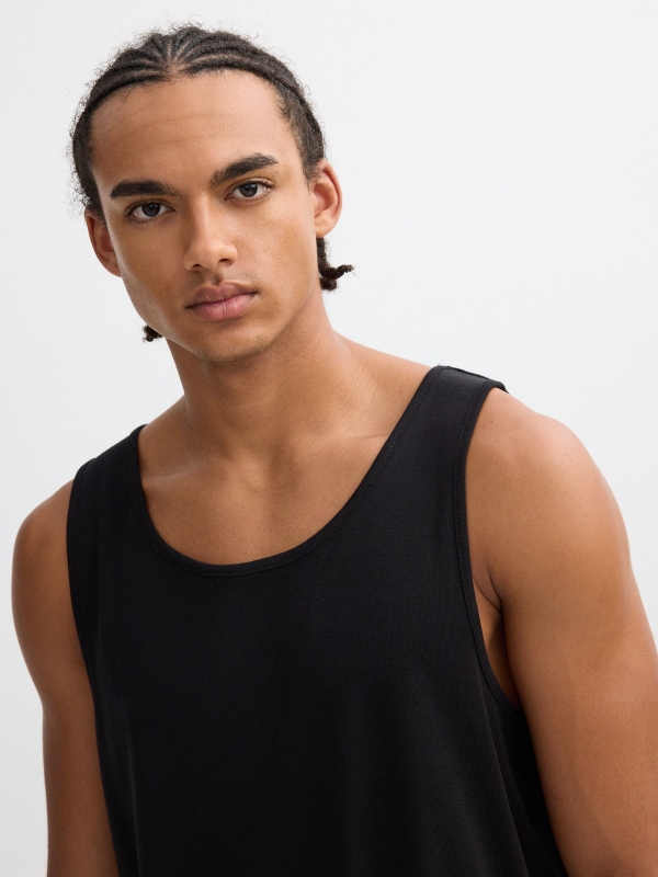 Camiseta de tirantes básica negro vista detalle