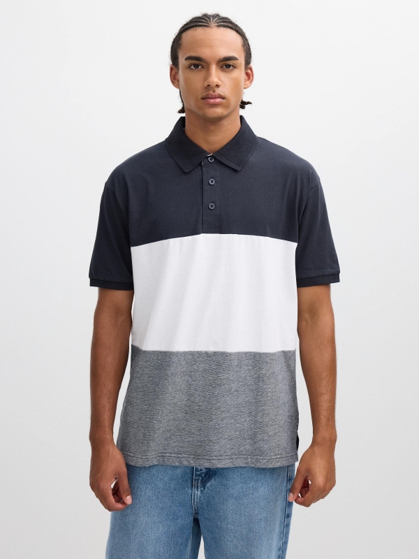 Polo bloco de cores branco vista meia frontal