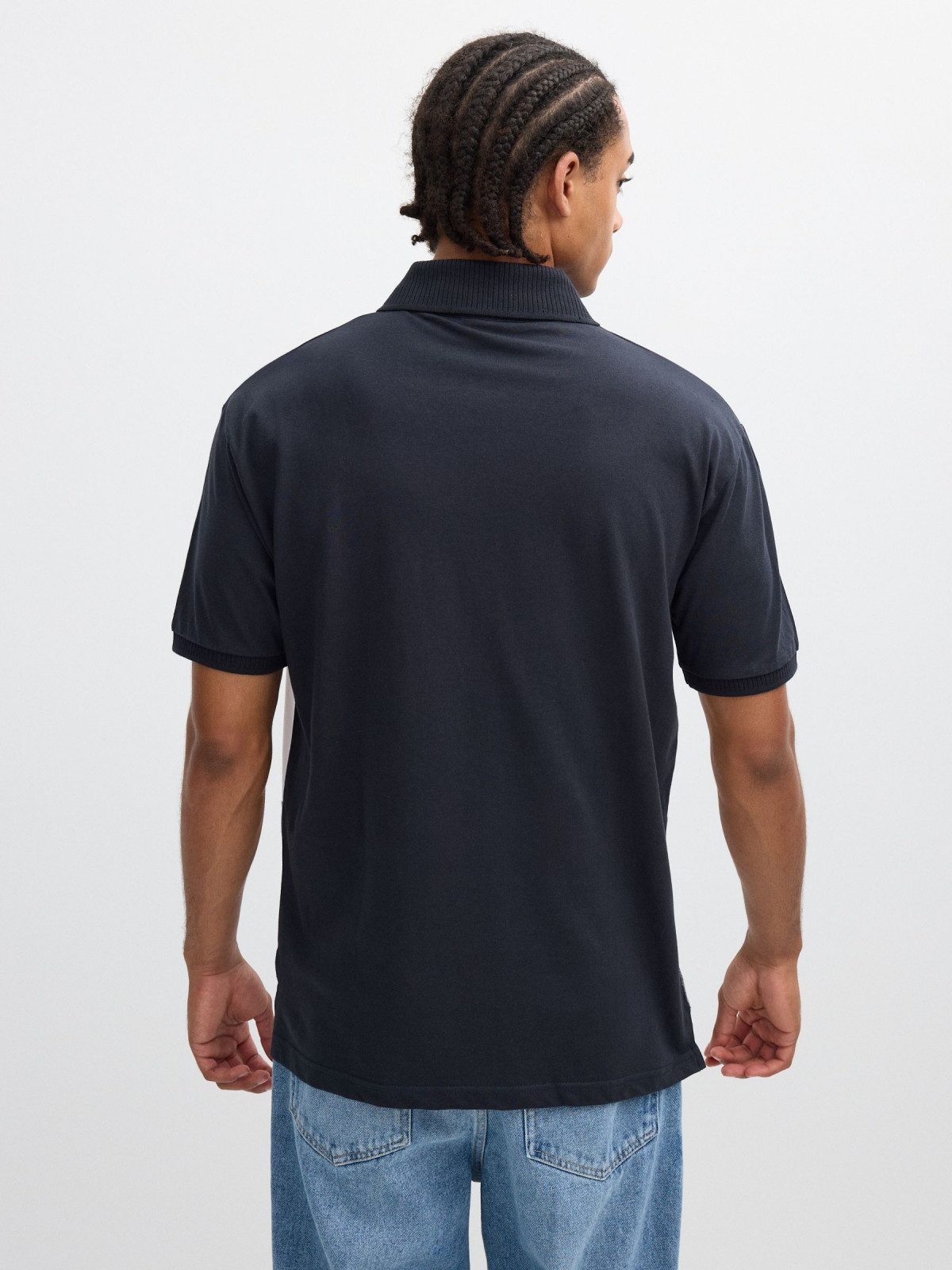 Polo bloco de cores branco vista meia traseira
