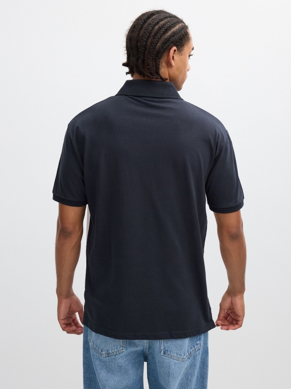 Polo bloco de cores branco vista meia traseira