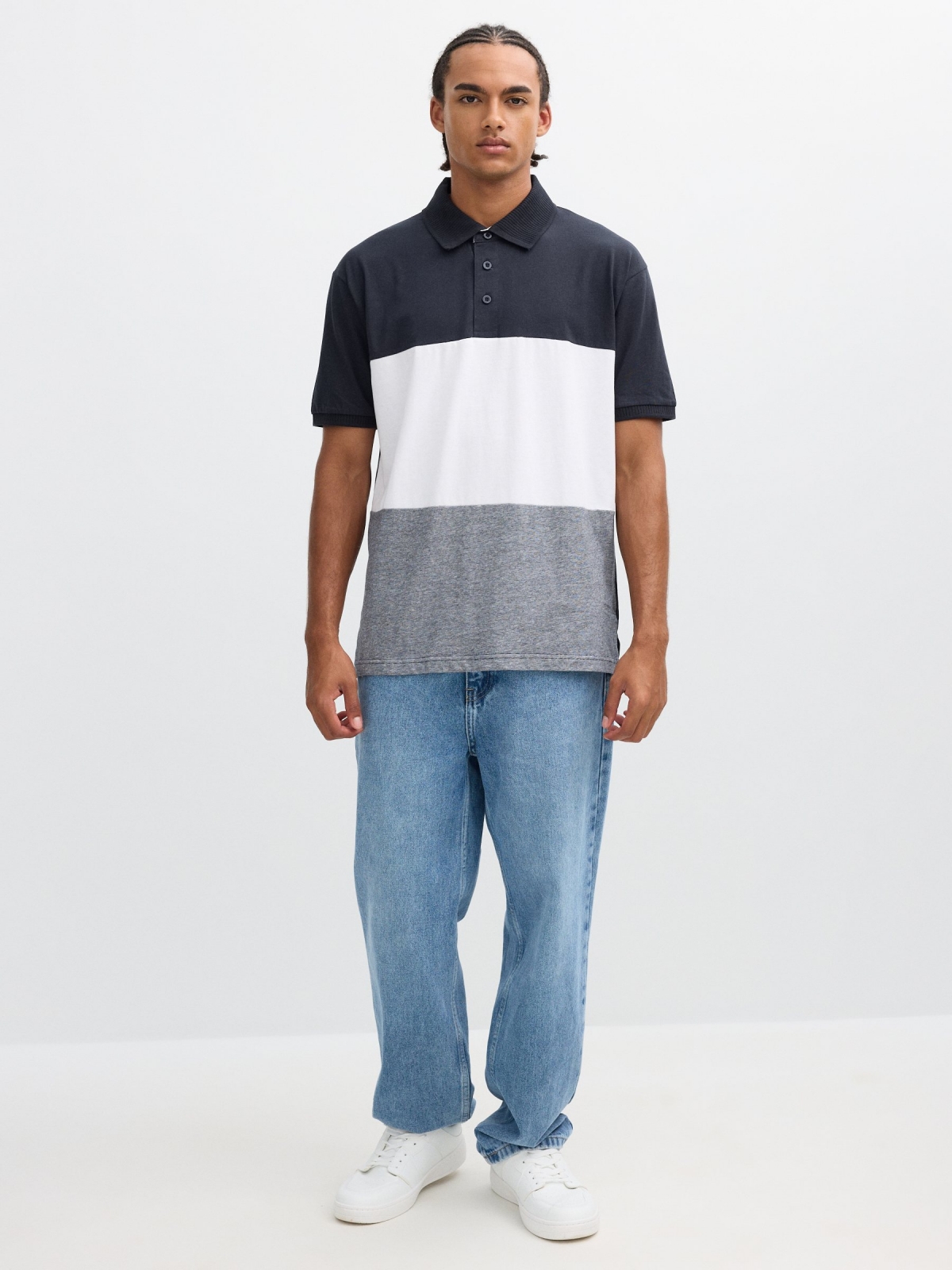 Polo bloco de cores branco vista geral frontal