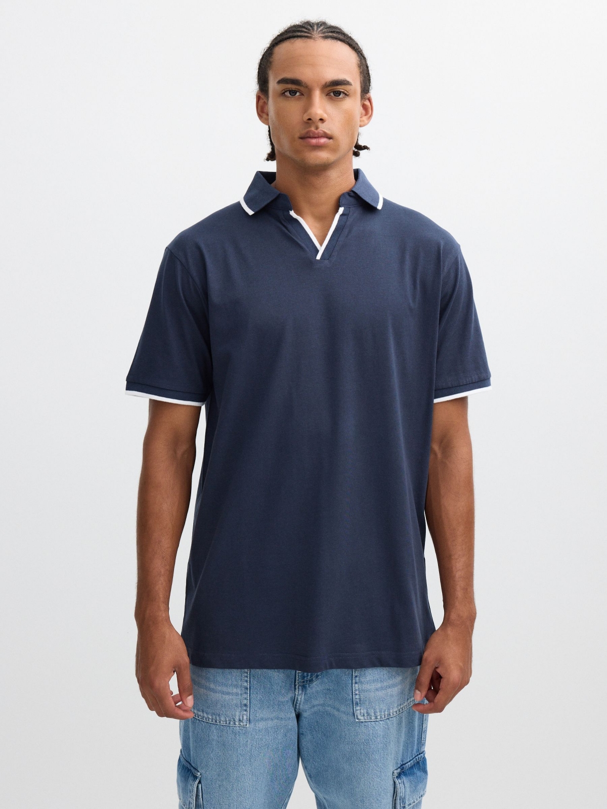 Polo básico cuello en uve azul marino vista media frontal