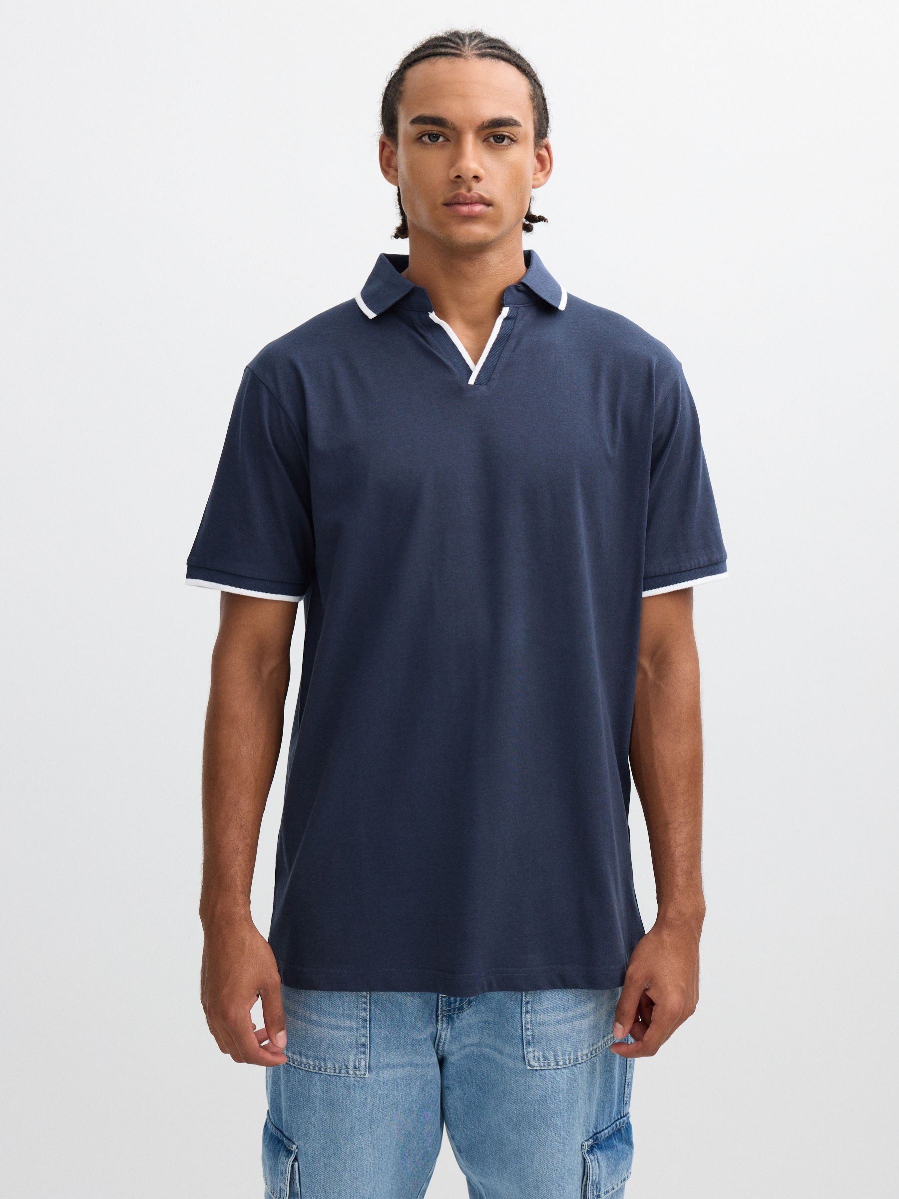 Polo básico cuello en uve azul marino vista media frontal