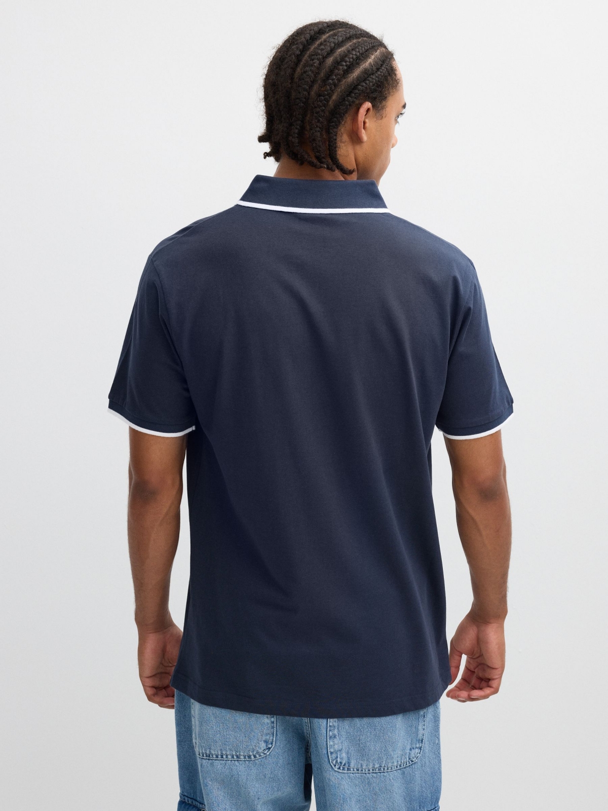 Polo básico decote em V azul marinho vista meia traseira