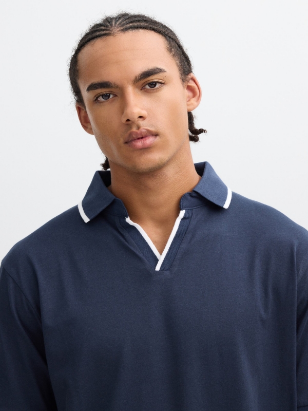 Basic V-neck polo navy detail view