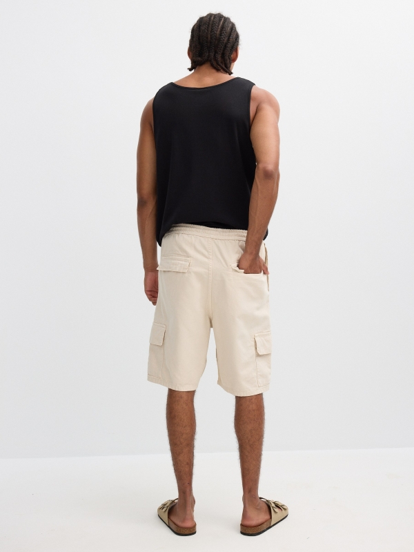 Bermuda jogger cargo crudo vista media trasera