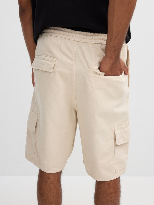 Bermuda jogger cargo crudo vista detalle