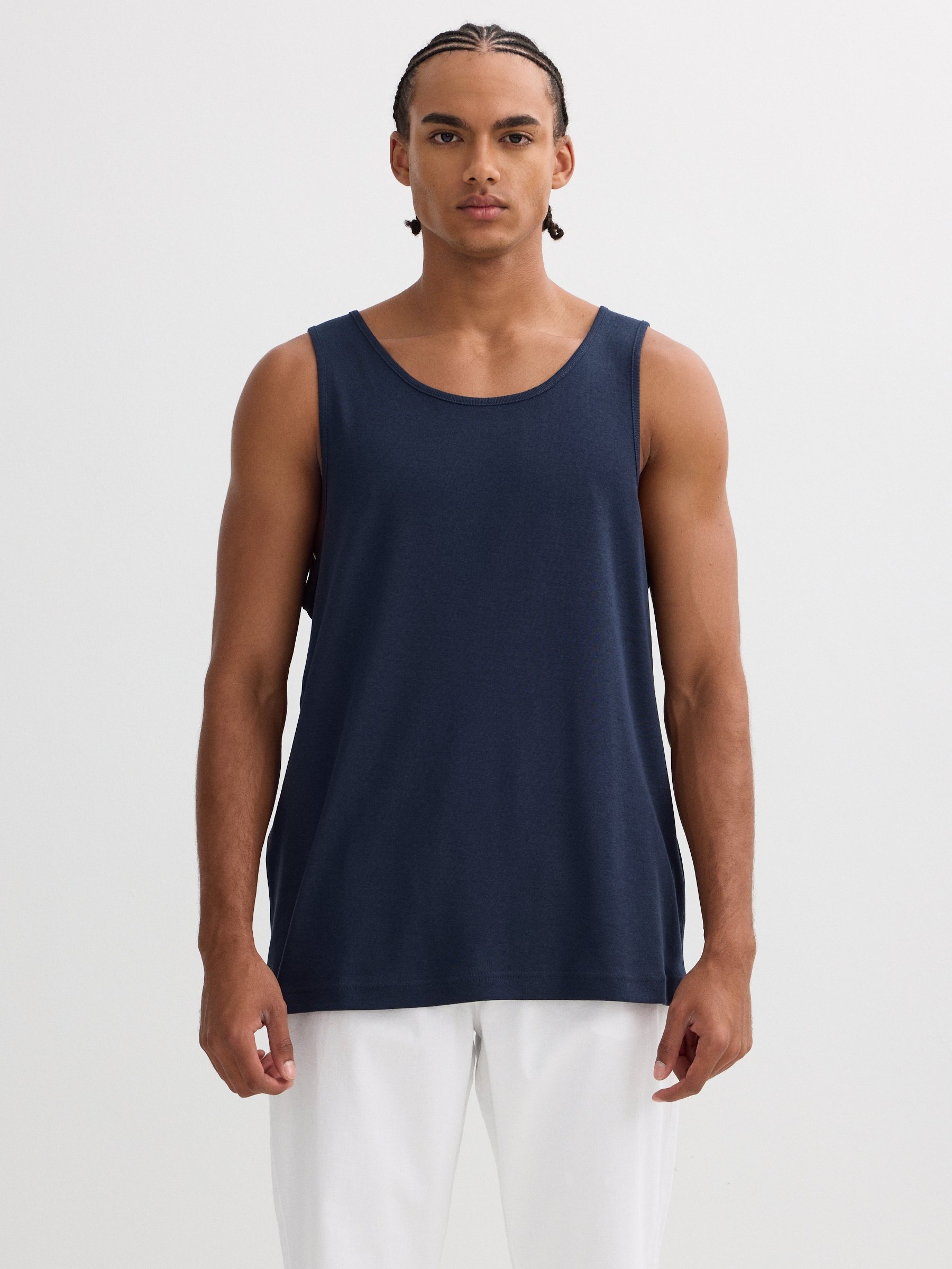Camiseta de tirantes básica azul marino vista media frontal