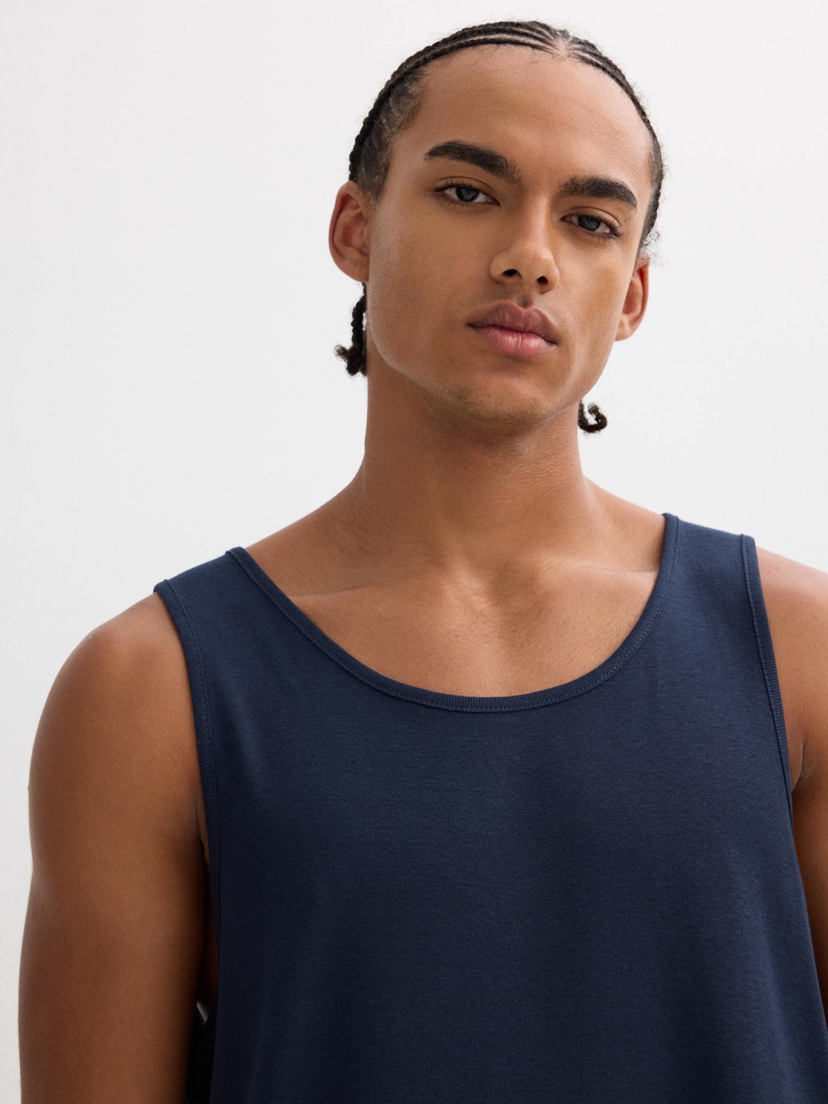 Camiseta de tirantes básica azul marino vista detalle